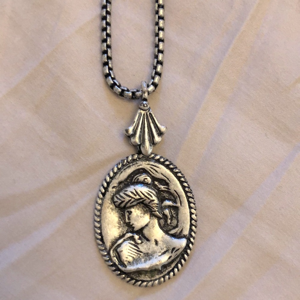 Silver pendant necklace